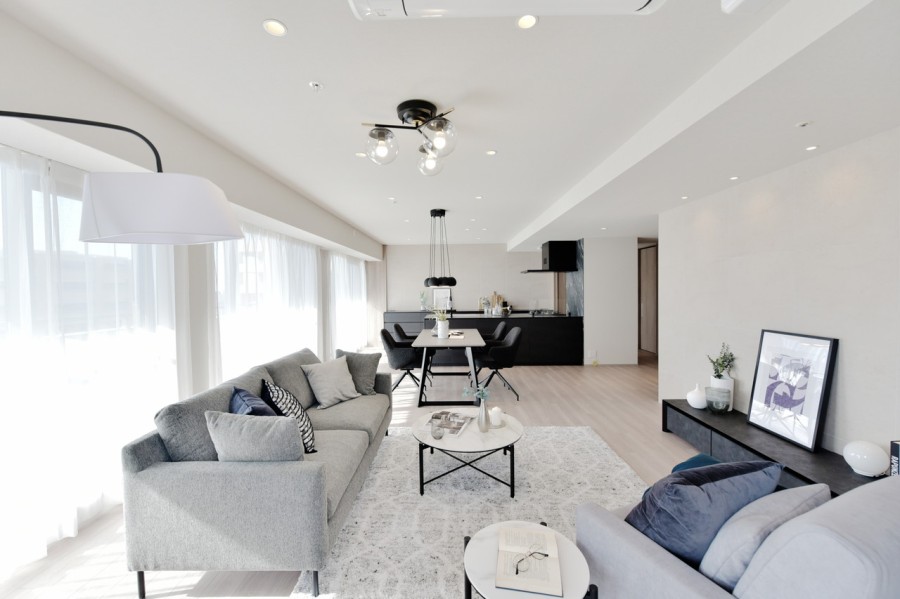 L字型のバルコニーに囲まれた２面採光のLDKは自然光で満たされた約28.8帖、家族やご友人との充実した時間を過ごせる広々とした空間です。大型家具を設置してもゆったりくつろげる余裕があります。