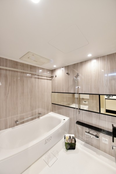 浴室は１６２０サイズ、お子様とのにぎやかなバスタイム、お仕事の疲れをおとす癒しのバスタイムもゆったりとお楽しみ頂ける広さが魅力。浴室暖房乾燥機完備で衣類の乾燥など一年を通して便利にご使用いただけます