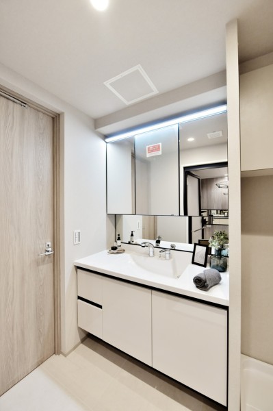 入浴後の穏やかな時間、朝の慌ただしい時間も快適に使用できる洗面台です。収納がたっぷり用意されていますのですっきりと整頓された空間を保てます。タッチレススイッチ採用で、手を触れずに照明をonoffできます。