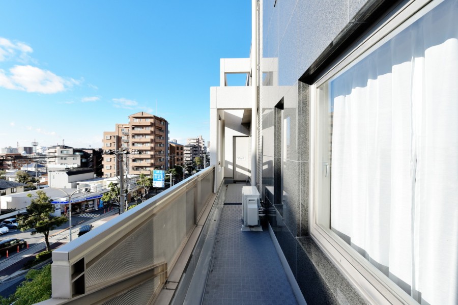 南側のバルコニーです。前面を遮る建物はありませんので、優しい光と風をお部屋の中に運んでくれます。前面道路の山手幹線には街路樹が植えられ、目を癒してくれます。歩道もきちんと整えられ、生活しやすい環境が魅力的です。