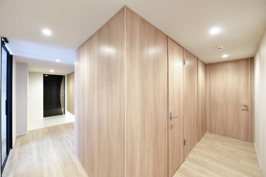 専有面積150m²をこえる戸建て感覚のメゾネットタイプのお部屋です。玄関ホールや廊下の幅もゆったりとしており、住まう方に心のゆとりをもたらす造りです。上階には約２２m²のルーフバルコニーがあり、御影の街並みと山々の眺望を楽しむことができます。