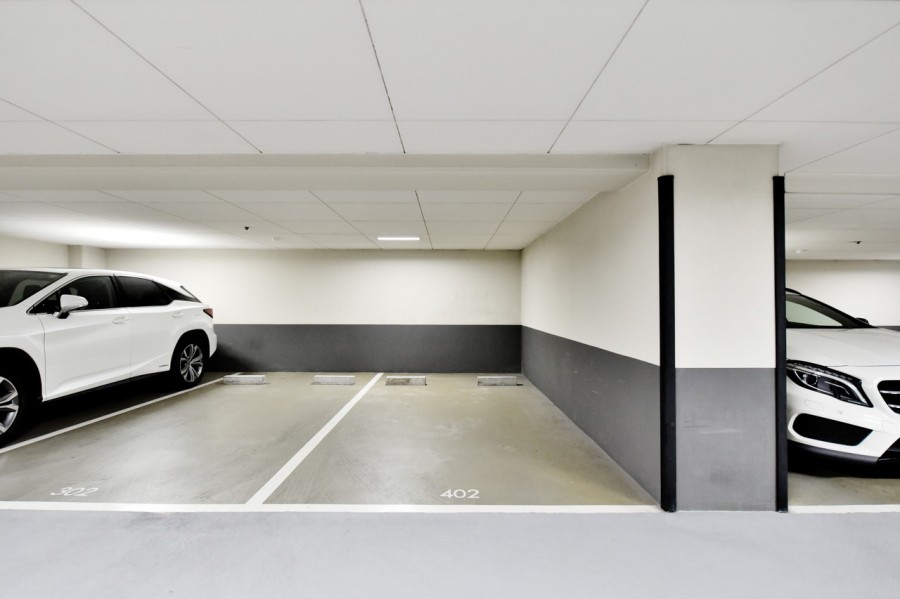 屋内平面駐車場専用使用権付です（月額15000円必要）。屋内ですので、お車も傷みにくく、雨の日の乗り降りなどもしやすいので非常に便利です。