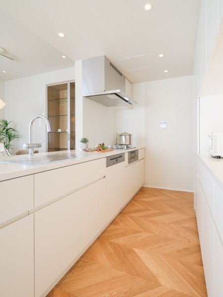 リビングにいるご家族とコミュニケーションを取りながらお料理ができる、人気のオープンキッチンです。ガスコンロはガラストップとなっており、手軽にお掃除が可能となっております。