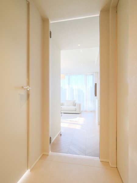 リビングへ続く扉はガラス仕様で、空間に開放感と軽やかさを演出します。周囲の素材と調和する仕上げで、住まい全体に落ち着いた雰囲気を添えています。