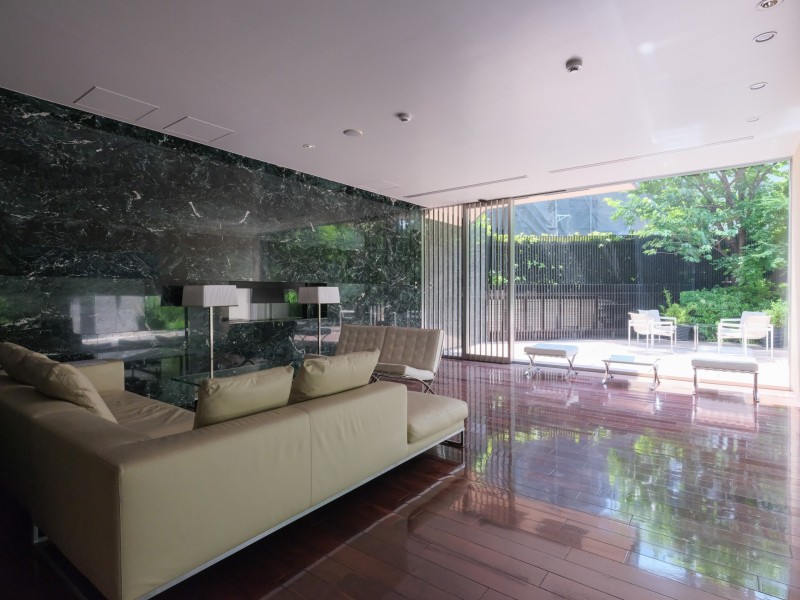 エントランスには高級感溢れるソファがあり、ご近所の方との談笑時間や、外のベンチで風を感じながらの日光浴もお楽しみいただけます。