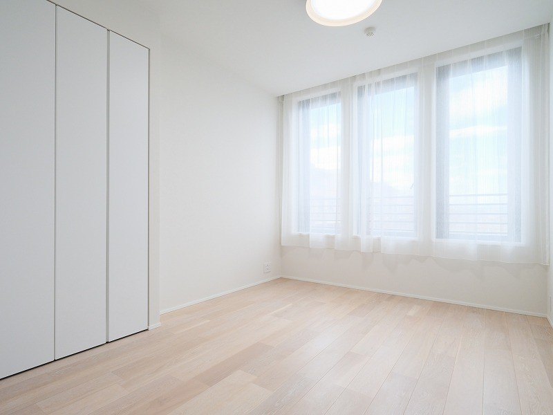 洋室3は約7.3帖の広さがあります。温もりを感じるフローリングやホワイトで統一された壁紙がやわらかい雰囲気を演出してくれます。お好きなインテリアを配置しやすい内装となっております。