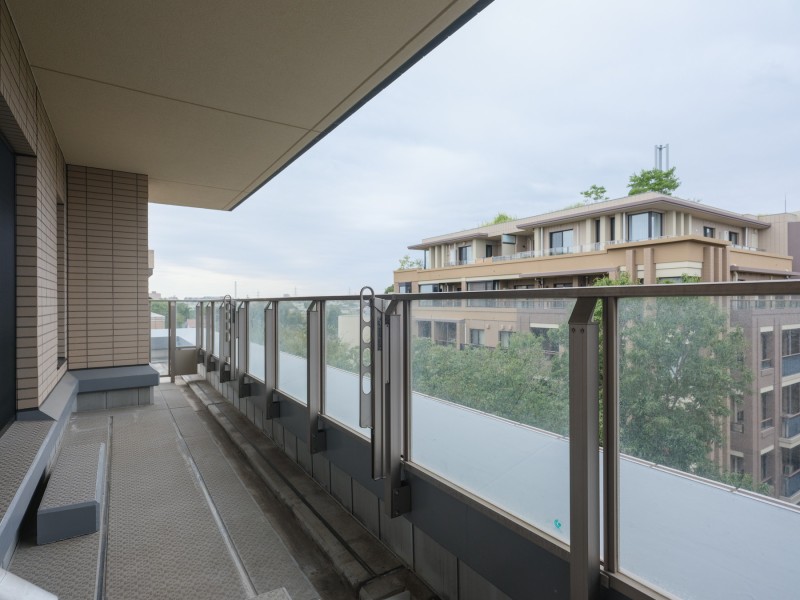 暮らしの中で大切な光と風を演出してくれる居心地の良いバルコニーです。ほっと一息をつくことができるため、リフレッシュタイムにぴったりとなっております。