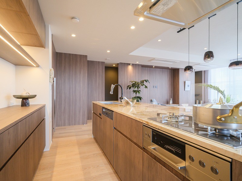 存在感のあるアイランドキッチンは、お部屋の雰囲気に調和した田中工藝製のオリジナルキッチンです。ご家族やお友達と並んで調理をしてもゆったりとお使いいただける広さがあります。