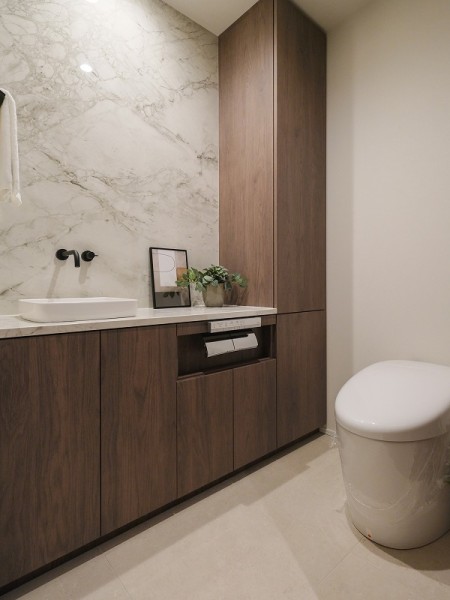 タンクレストイレやスティックリモコンでスタイリッシュな雰囲気を演出したレストルームです。毎日使う場所だからこそ、清潔感と使いやすさを考慮しました。