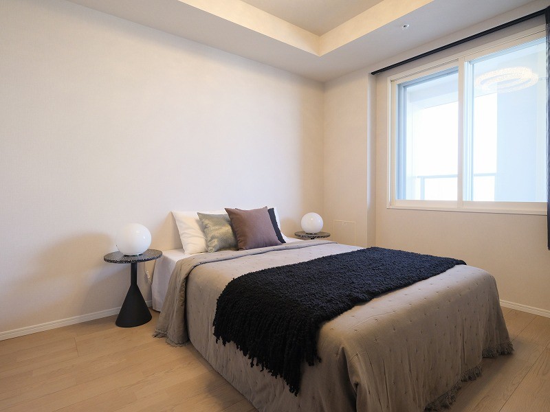 約6.1帖の洋室１は主寝室にぴったりな空間です。過ぎゆく時間をのびやかに感じ、プライべート時間を満喫できるお部屋となっております。