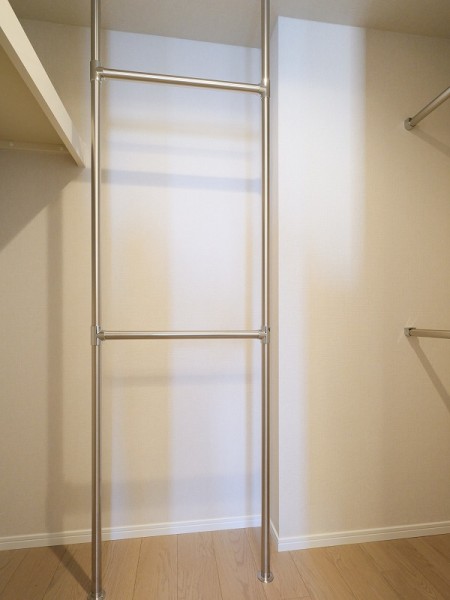 洋室1には大容量のウォークインクローゼットが備え付けとなっております。かさばりやすいアウターやオフシーズンの家電など、たっぷり収納できそうです。