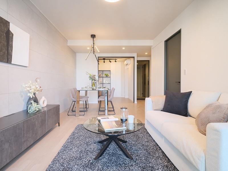 リビングの壁にはピクチャーレールがあるので、壁を傷つける心配なくお気に入りのお写真や絵画、ドライフラワーなどのグリーンを飾ることが可能です。四季によって飾るものを変えて、季節を感じることもできますね。