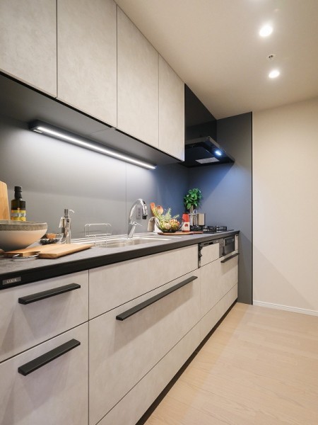 柔らかで活気に満ちた印象を与えるデザインのキッチンを採用しました。心地よい時間を紡ぎ出し、快適にお料理ができそうな空間です。