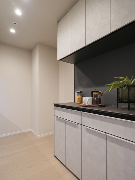 キッチンの背面にはお揃いのカップボードを設置しました。カウンター部分にはワインやオシャレな家電を置いて、インテリアとしても楽しめそうです。