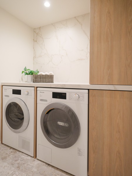 洗面室にはMiele（ミーレ）製の洗濯機と乾燥機を設置いたしました。衣類や素材のダメージを防いだり、素材に応じて優しくケアしながら洗い、乾かすドイツ式のお洗濯を実現できます。お洗濯が楽しくなりますね。