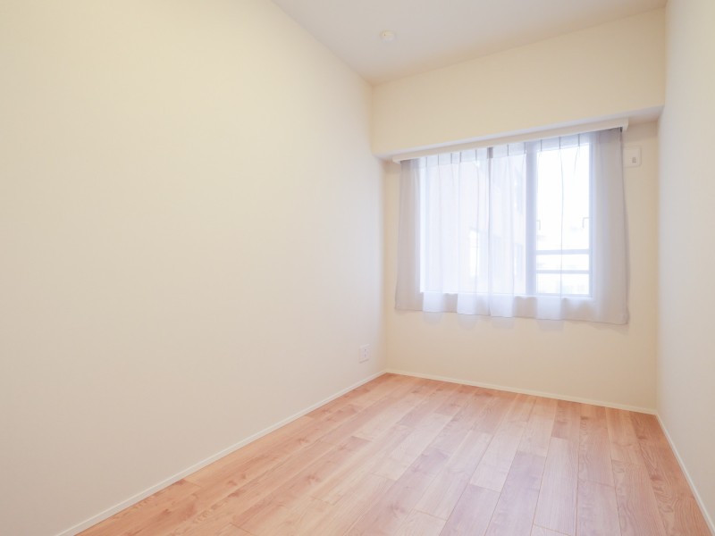 約5.3帖の洋室3です。自然光が差し込む、のびやかな空間で、ほっと一息つける穏やかな時間をお過ごしいただけます。