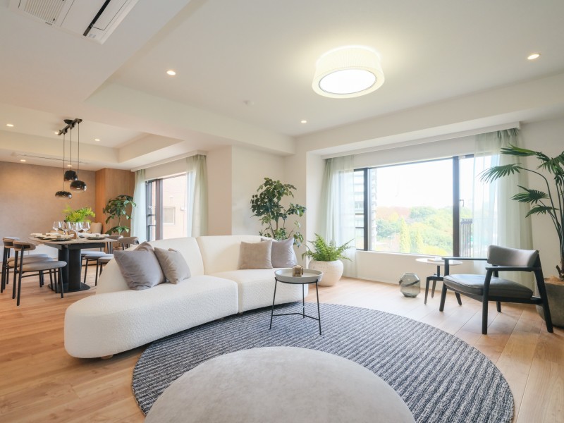 約32.0帖のLDKは、大きな窓から明るい自然光が降り注ぎ、彩り豊かな暮らしを演出します。広々としているため大型家具を置いてもゆったりとお過ごしいただけます。