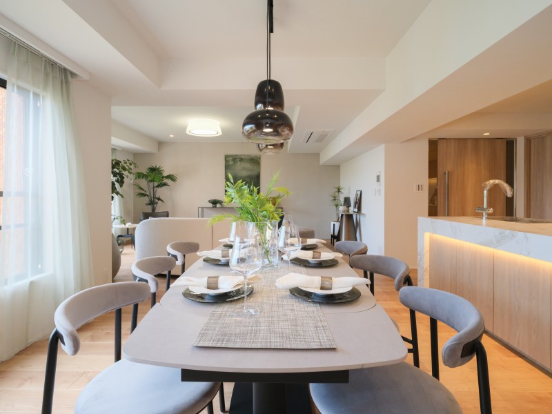 多種多様なライフスタイルに寄り添ったしつらえにリノベーションし、アップデートしたお部屋です。こだわった素材や意匠を纏い、柔らかく、美しく創りあげました。