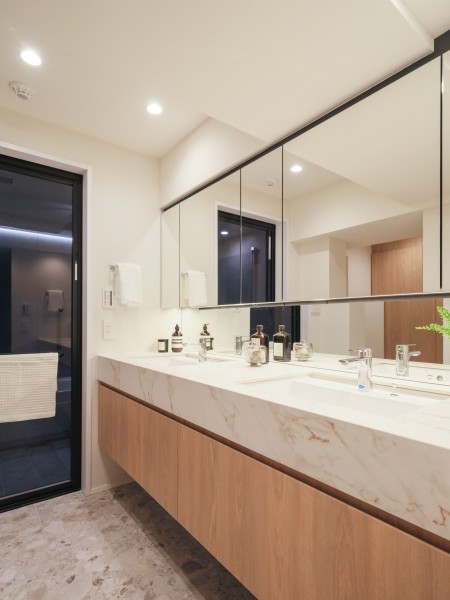 ホテルライクなダブルボウル洗面化粧台を新規設置しています。ご家族が同時に身支度でき、出発前の慌ただしい時間にも快適にお使いいただけます。