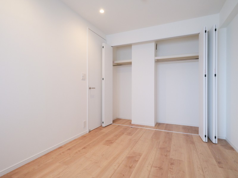 各洋室にはクローゼットがあり、かさばりやすいアウターや季節物の寝具、オフシーズンの家電など収納することができます。