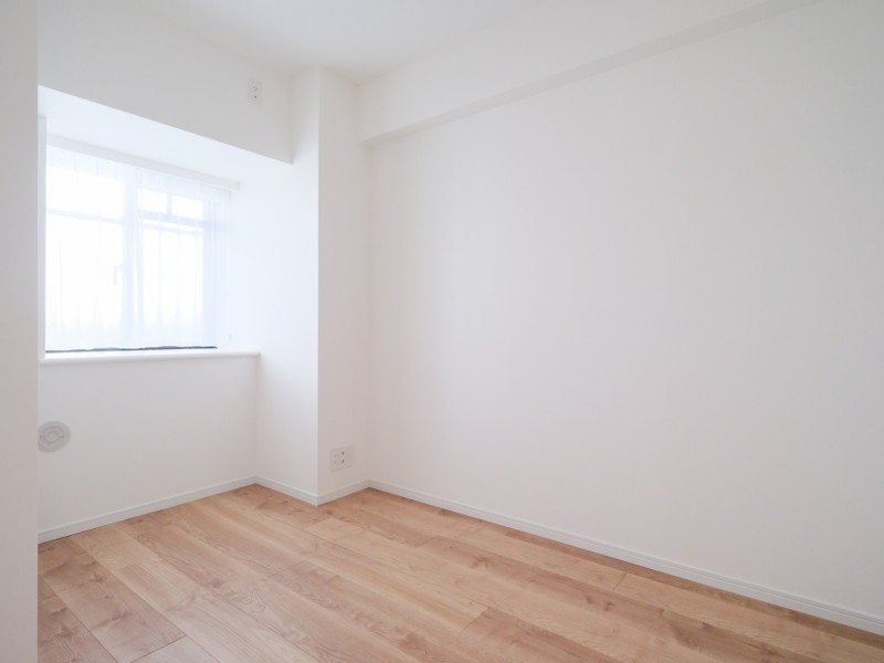 洋室2は約4.3帖の広さがあるお部屋です。心地よい時間が流れ、忙しない日常を忘れてほっと一息つける安らぎの空間となっております。