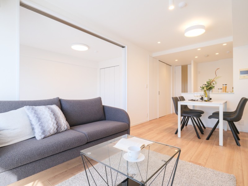 温もりを感じるフローリングやホワイトで統一された壁紙が、やわらかい雰囲気を演出してくれます。素朴さと、どんなインテリアも受け止める柔軟性が魅力です。