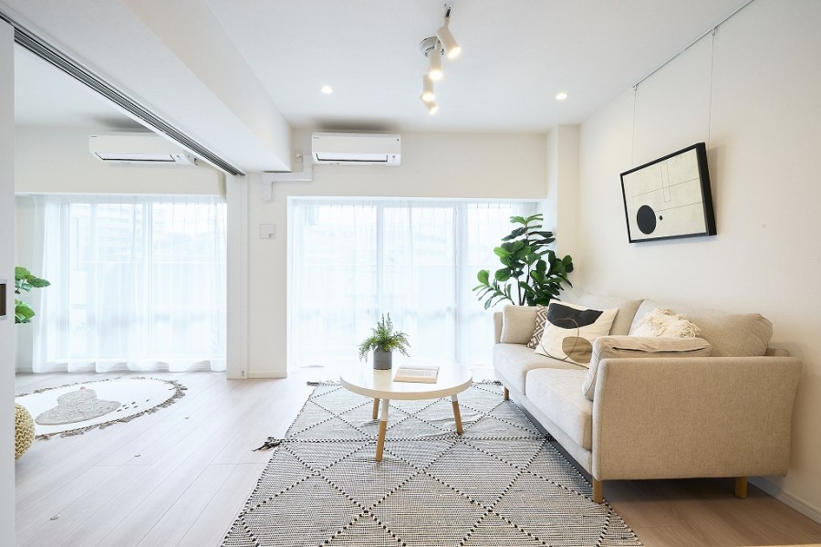 大きな窓からたっぷりの光が差し込み、開放的なリビングダイニングです。LDKは約15帖の広さがあり、隣接している洋室3の扉を開放してよりいっそう広々とお使いいただけます。