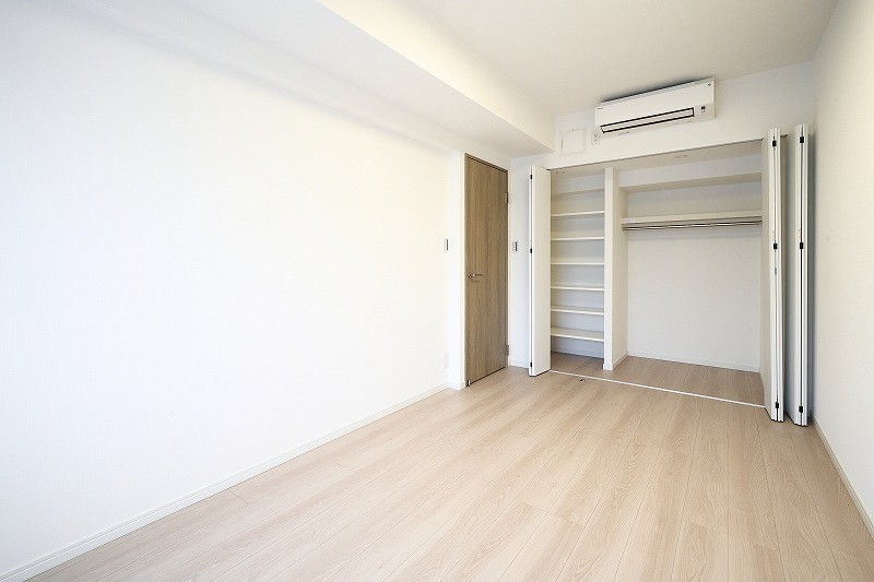 各洋室にはクローゼットを設置いたしました。かさばるアウターや季節物の寝具など収納することができ、居室を広くお使いいただけます。