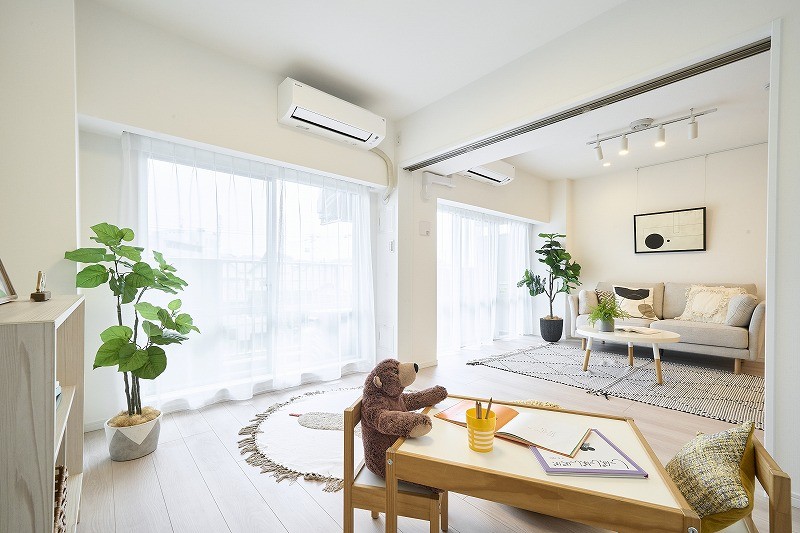 約5.1帖の広さがある洋室3は、バルコニーに接続する大きな窓があり、開放的なお部屋です。間口が広いクローゼットが備え付けなのも嬉しいポイントです。