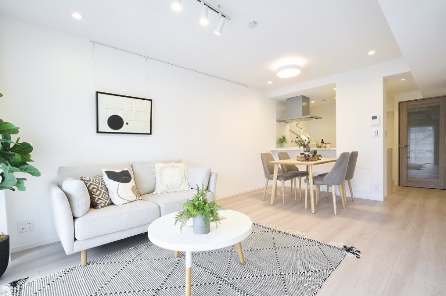 LDにはピクチャーレールがあるので、壁を傷付けることなくお好きな絵画やご家族のお写真、ドライフラワーなどを飾ることができます。建具がお部屋のクロスやフロアー材と調和し、ぬくもり溢れるお部屋です。