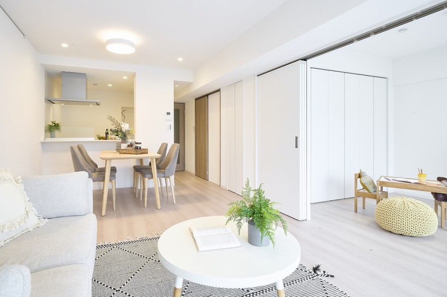 多種多様なライフスタイルに寄り添ったしつらえにリノベーションし、アップデートしたお部屋です。こだわった素材や意匠を纏い、柔らかく、美しく創りあげました。