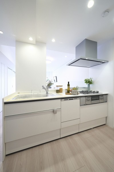 暮らしの中心として、ご家族が自然と集まる空間が実現する開放的なオープンキッチンです。機能性やデザイン性だけでなく、「居心地」も良いスペースとなっております。