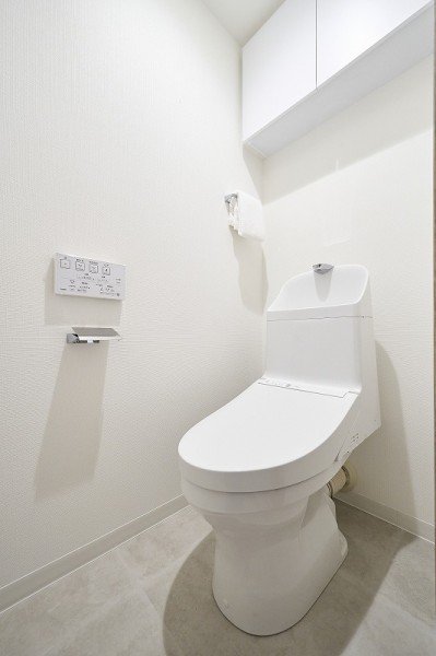 毎日使う場所だからこそ、清潔感と使いやすさを考慮した空間です。優れた節水効果や汚れが付きにくい便座など、ほしかった機能が揃ったウォシュレット一体型トイレを採用いたしました。