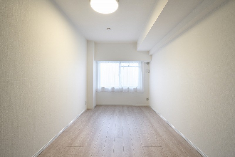 洋室1は約7.0帖の広さがあり、主寝室にぴったりなお部屋です。過ぎゆく時間をのびやかに感じ、プライべート時間を満喫できます。