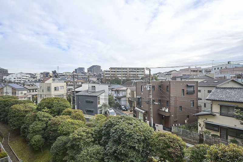 季節の移り変わりを感じることができる空と植栽の緑を楽しむことができる眺望です。清らかで穏やかな時間が流れ、明日への活力を養うことができそうです。