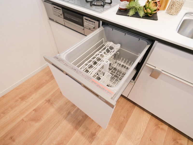 ◆食器洗浄機◆家事の時間を短縮できる優れもの。さらに節水・節約を同時に行うことができるので、人気があり重宝します。
