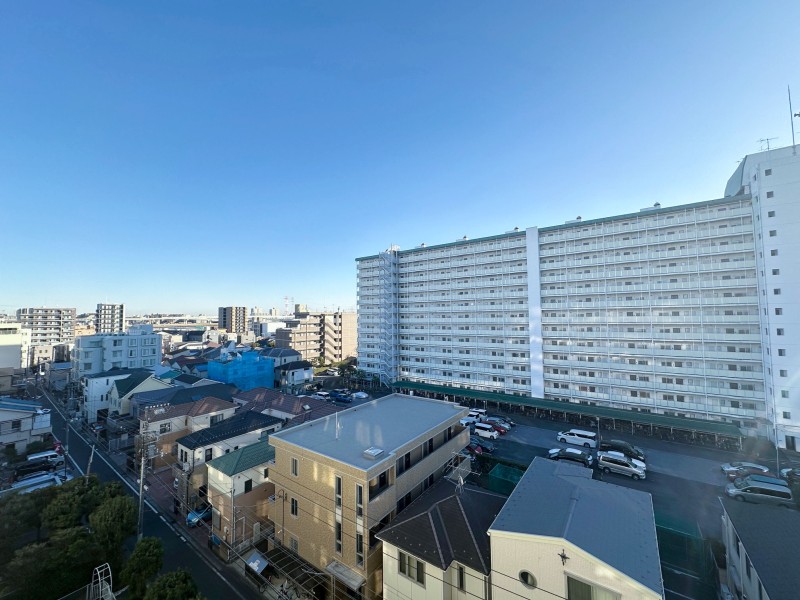 遠くまでのびやかに広がる空を望む眺望です。清らかで穏やかな時間が流れ、明日への活力を養うことができそうです。