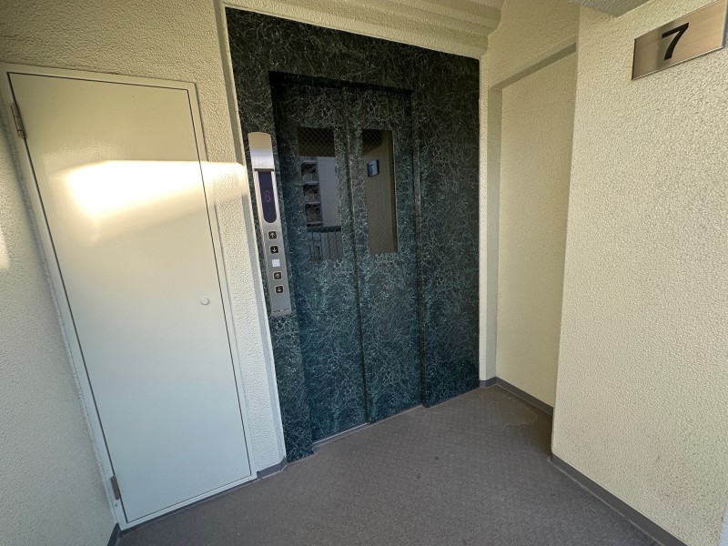 共用部にはエレベーターが完備されているので、マンション内の移動も快適です。