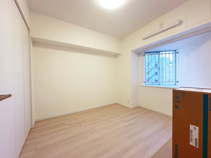 洋室1はリビングから一番遠く、プライベート性が高いお部屋です。過ぎゆく時間をゆったりと感じることができるのびやかなお部屋です。