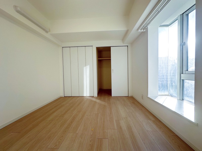 洋室2には頼もしい収納力を誇るウォークインクローゼットを備え付けました。荷物はたっぷりと収納し、居室部分は広々とお使いいただけます。