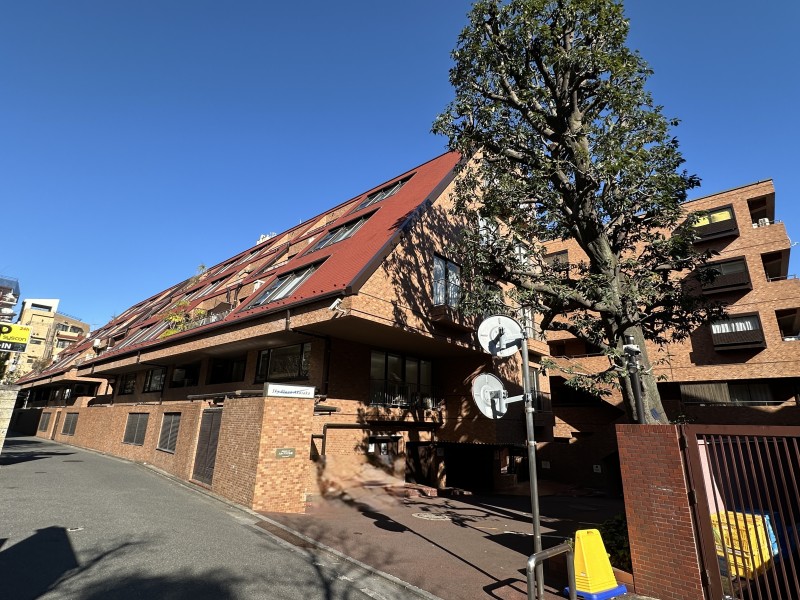 利便性と文化が息づく風情ある街にそびえ立つマンションです。4路線2駅がすべて徒歩10分圏内で利用できる便利な立地！スーパーやコンビニなども近く快適にお過ごしいただけます。