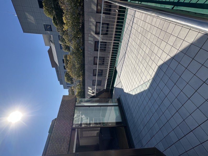 大切なご家族の「ただいま」「おかえり」が行き交う心温まる空間です。人感センサー付きライトを設置したので、暗い時間帯のご帰宅や両手が塞がっているときも快適にご利用いただけます。