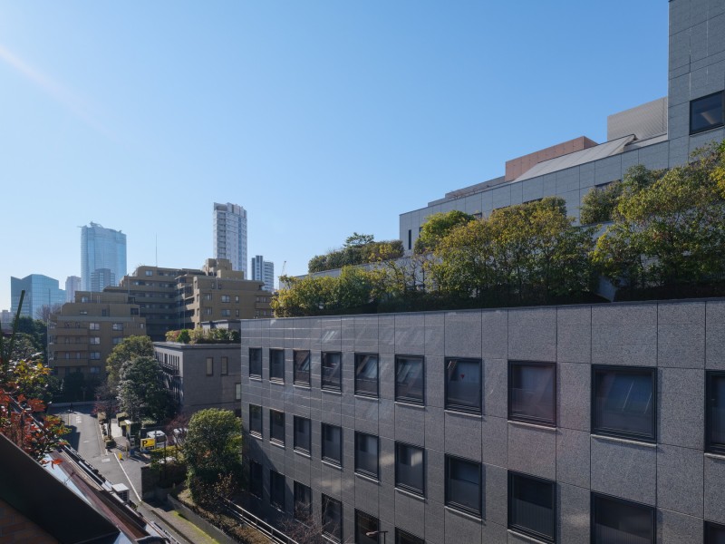 約36.60m²の広々バルコニーです。心がほっとするような光と心地よい風を感じ、日々をアップデートできますね。晴れた日には日向ぼっこをしたり、洗濯物を干したりすることが可能となっております。