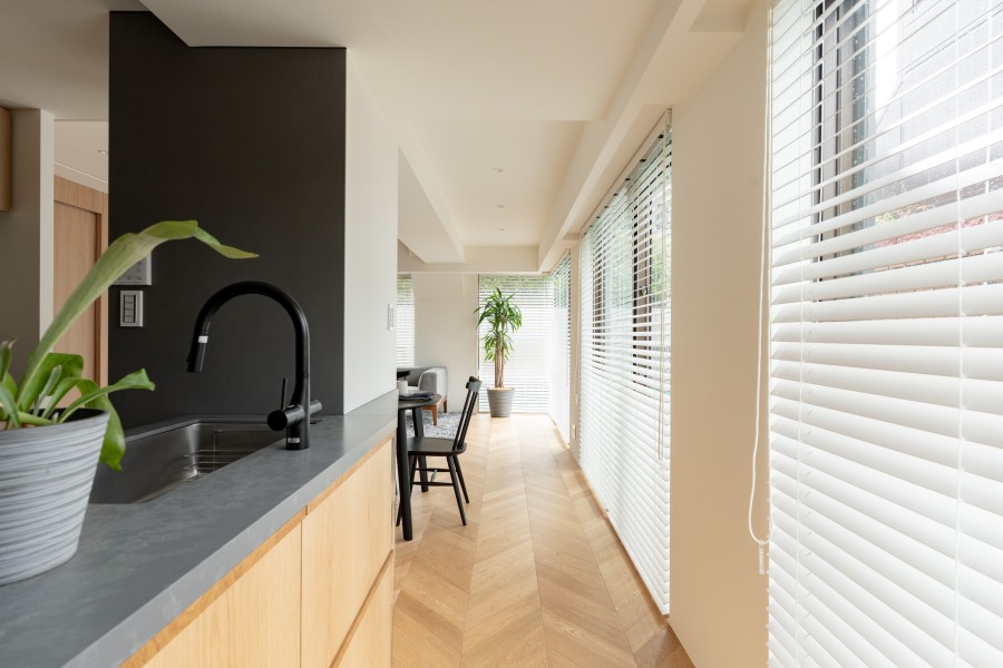 リビングの床はヘリンボーンを採用いたしました。同じ位置のフローリングでも光を受ける向きにより表情が変わるため、天然木ならではの変化をお楽しみいただけます。