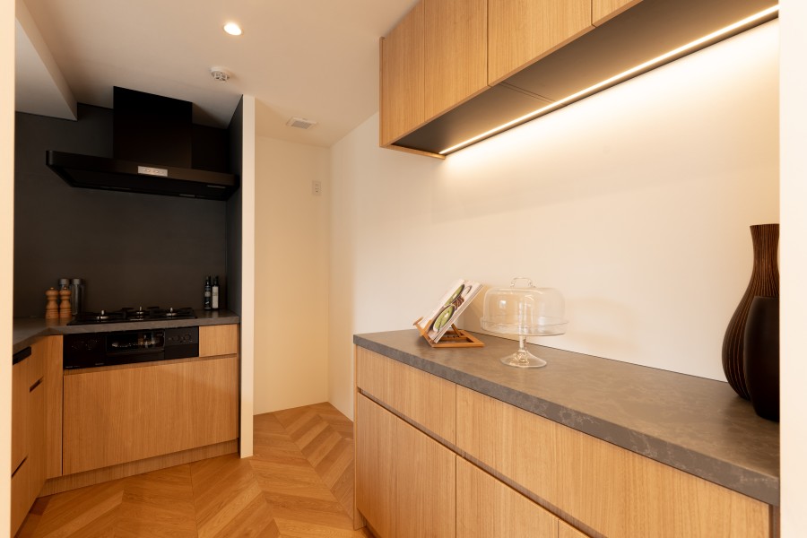 キッチンの背面にはお揃いのカップボードが設置されております。収納が豊富で、お料理グッズや食器などをすっきり収めることができる嬉しい設備です。