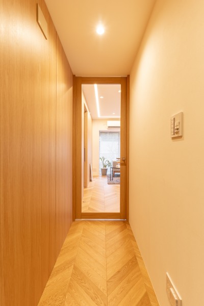 LDKに続く扉はガラス扉を採用したので、採光と開放感をよりいっそう感じることができます。上質で美しい木目調の魅力が溢れる玄関スペースです。
