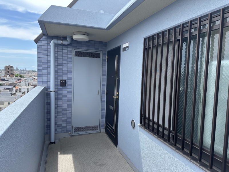 玄関を出ると開放的な空と景色を眺めることができます。都会の喧騒から離れ、日常をアップデートできる居場所です。