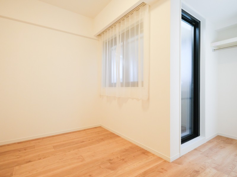 約5.1帖の洋室2は廊下からつながるお部屋です。テレワークや読書など、落ち着いた時間を過ごすのにもぴったりな心地よい空間です。