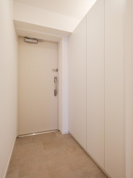 玄関の照明は人感センサーなので、帰宅時に暗闇の中手探りでスイッチを探す必要がありません。明るい空間が出迎えてくれます。