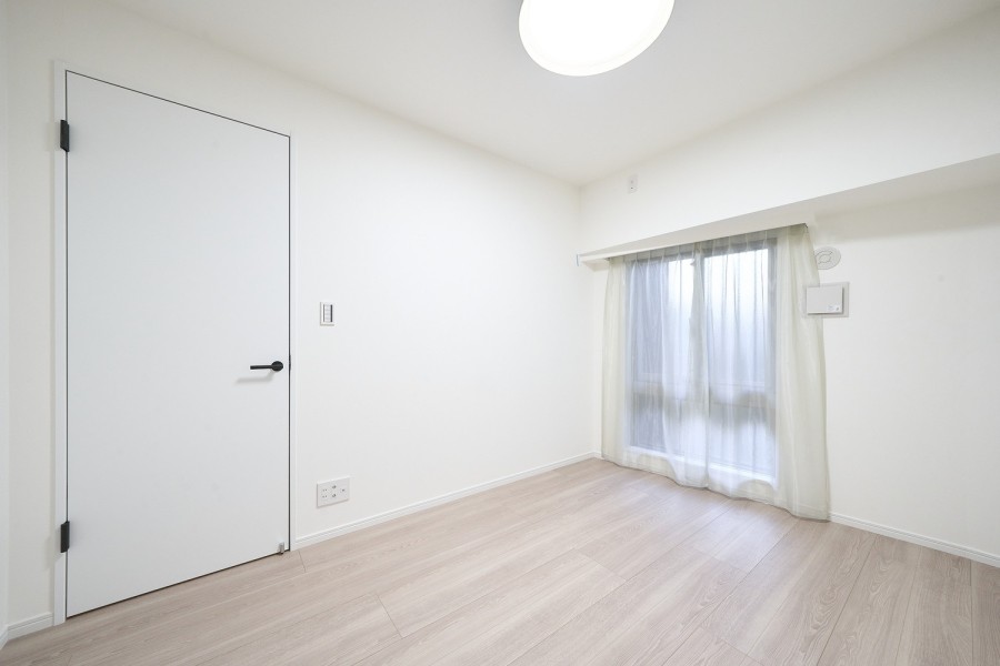 約6.5帖の広さがあり、主寝室にぴったりな洋室1です。過ぎゆく時間をのびやかに感じ、プライべート時間を満喫できるお部屋となっております。